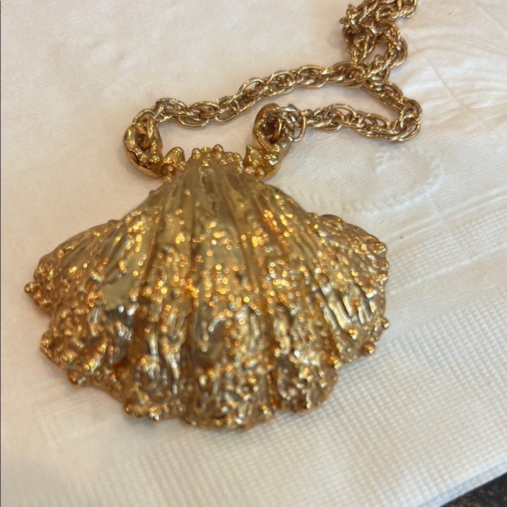 Gold Seashell Pendant Necklace with Intricate Detailing
